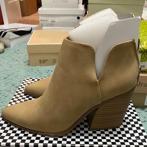 NIB Soda tan faux leather pointy toe ankle boots size 7 New in box